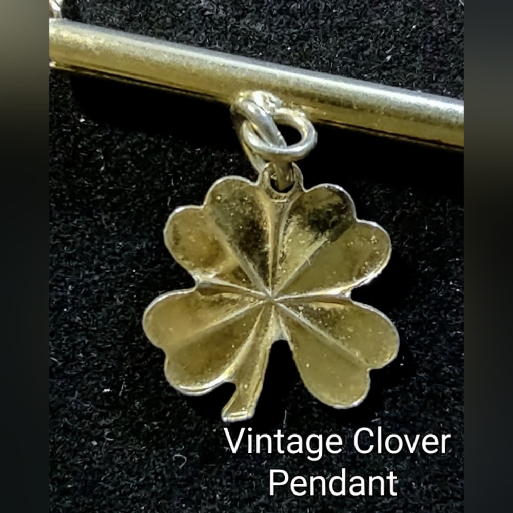 Choker Necklace Clover on Gold Bar pendant